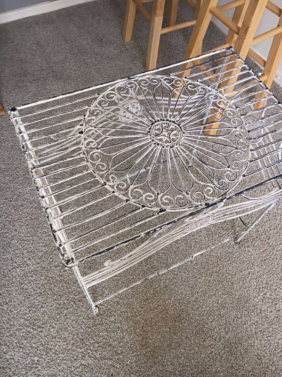 is a nice short white table and its very beautiful and gorge