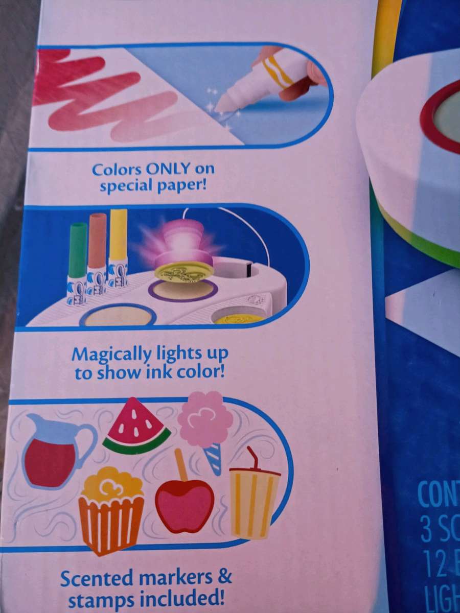 BRAND NEW CRAYOLA Scented MessFree LightUp Stamper Station