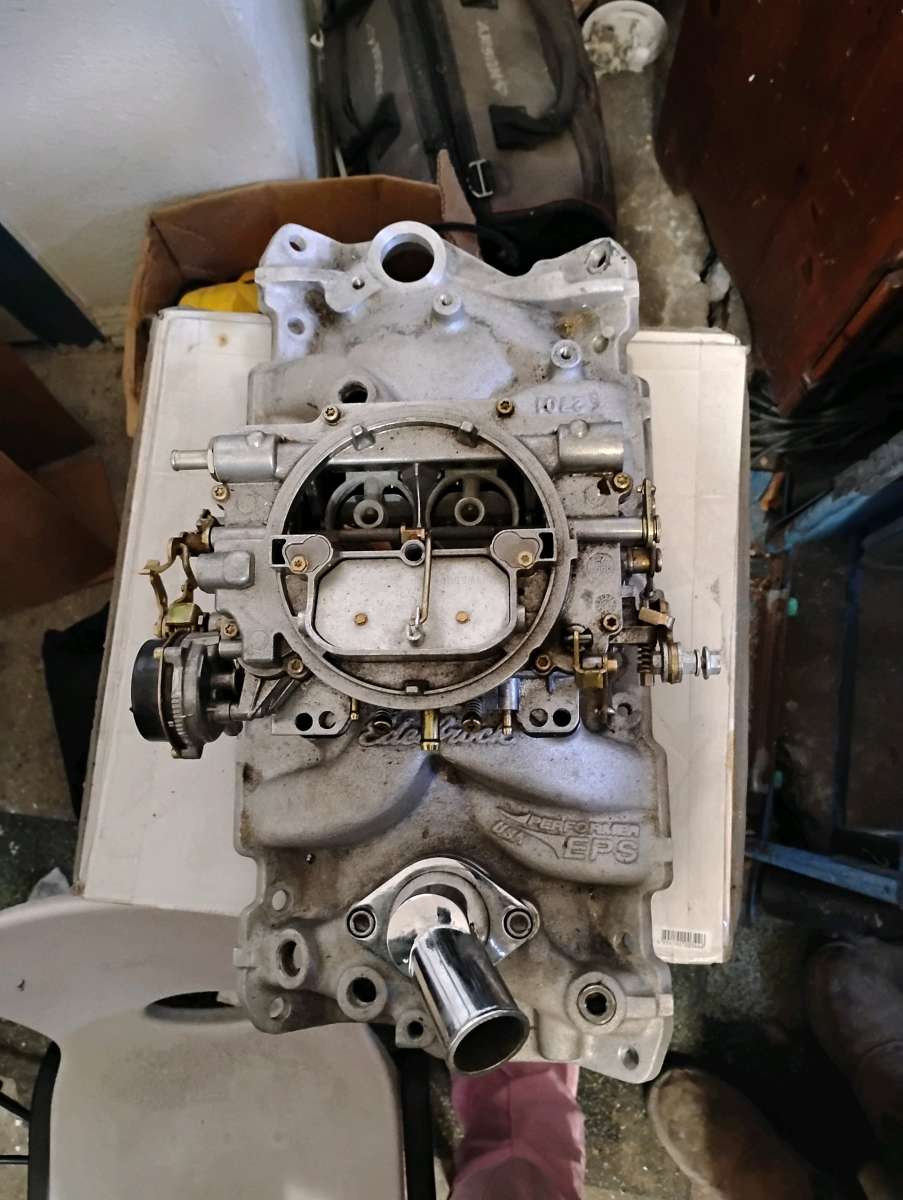 Edelbrock 1405 carburetor mounted on an Edelbrock Performer