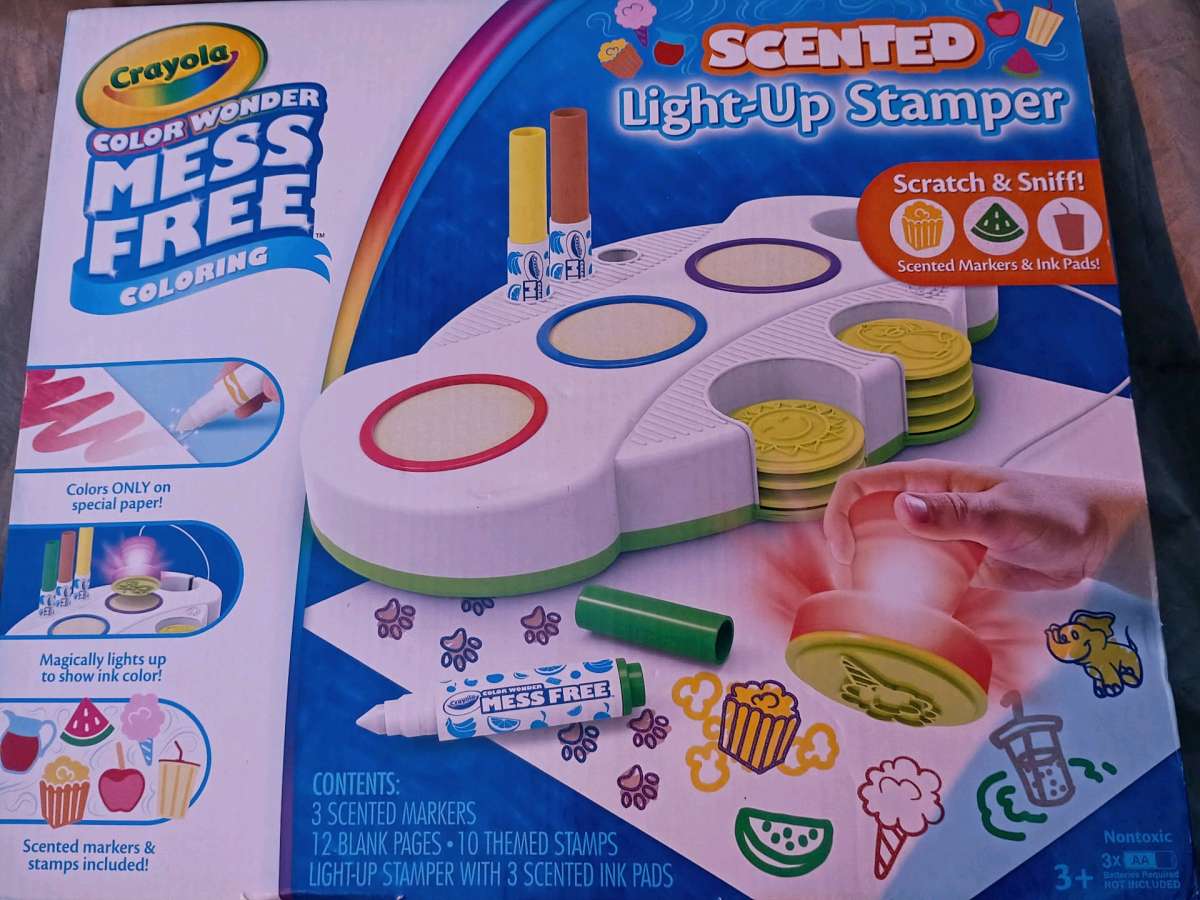 BRAND NEW CRAYOLA Scented MessFree LightUp Stamper Station