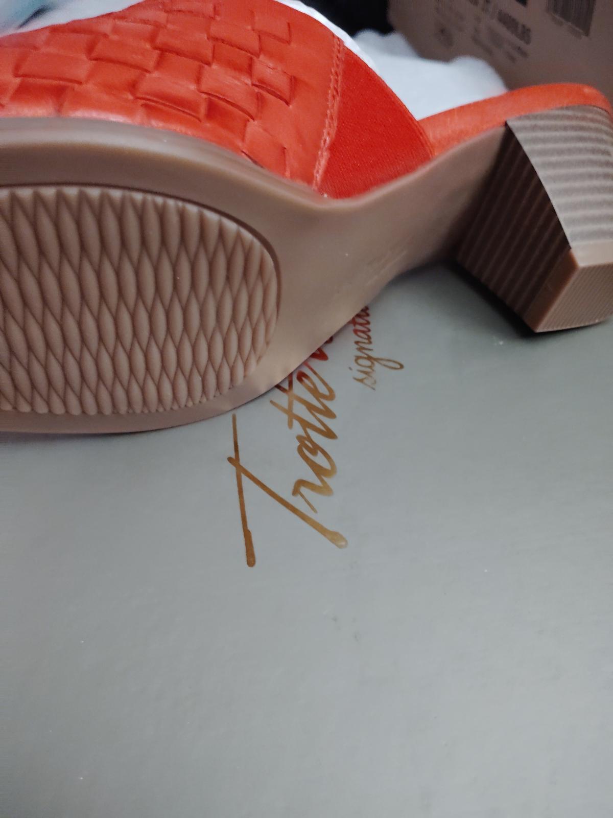 Trotters Corsa Red Mule 6 1/2