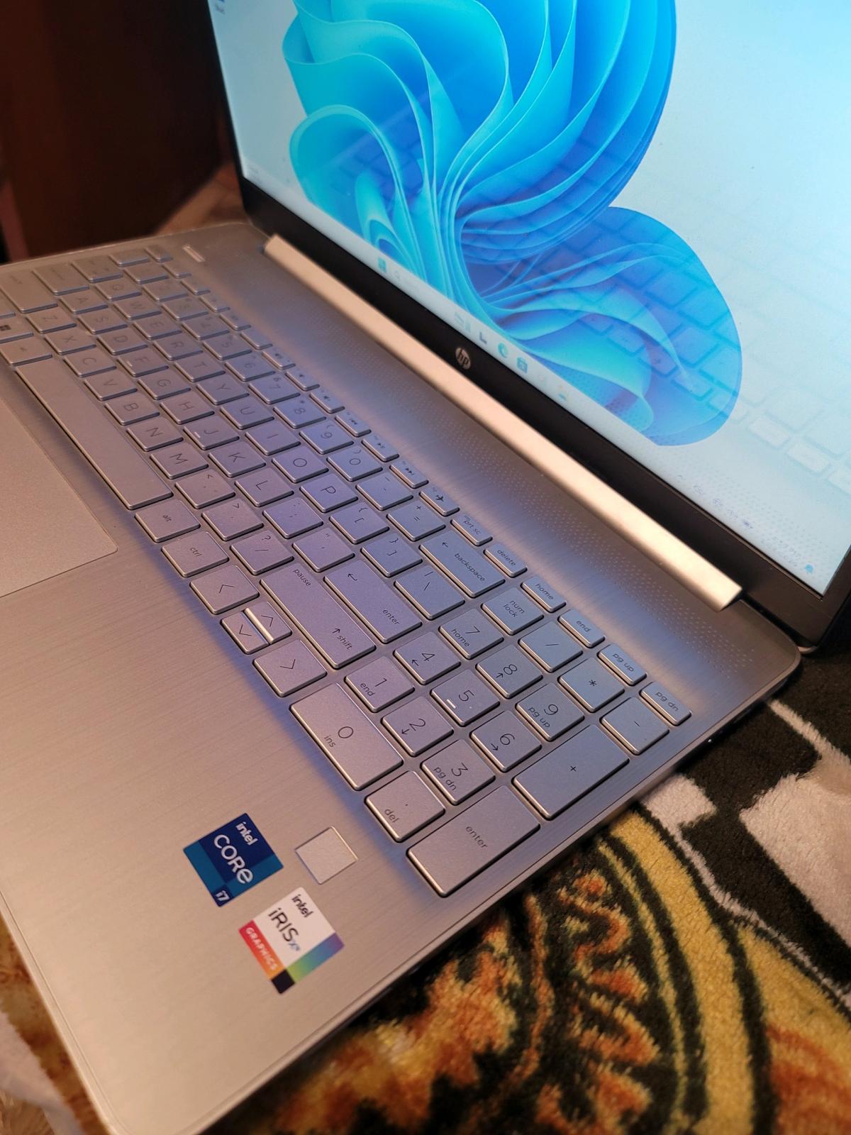 Laptop Core i7 Windows11 V25H2 Microsoft365