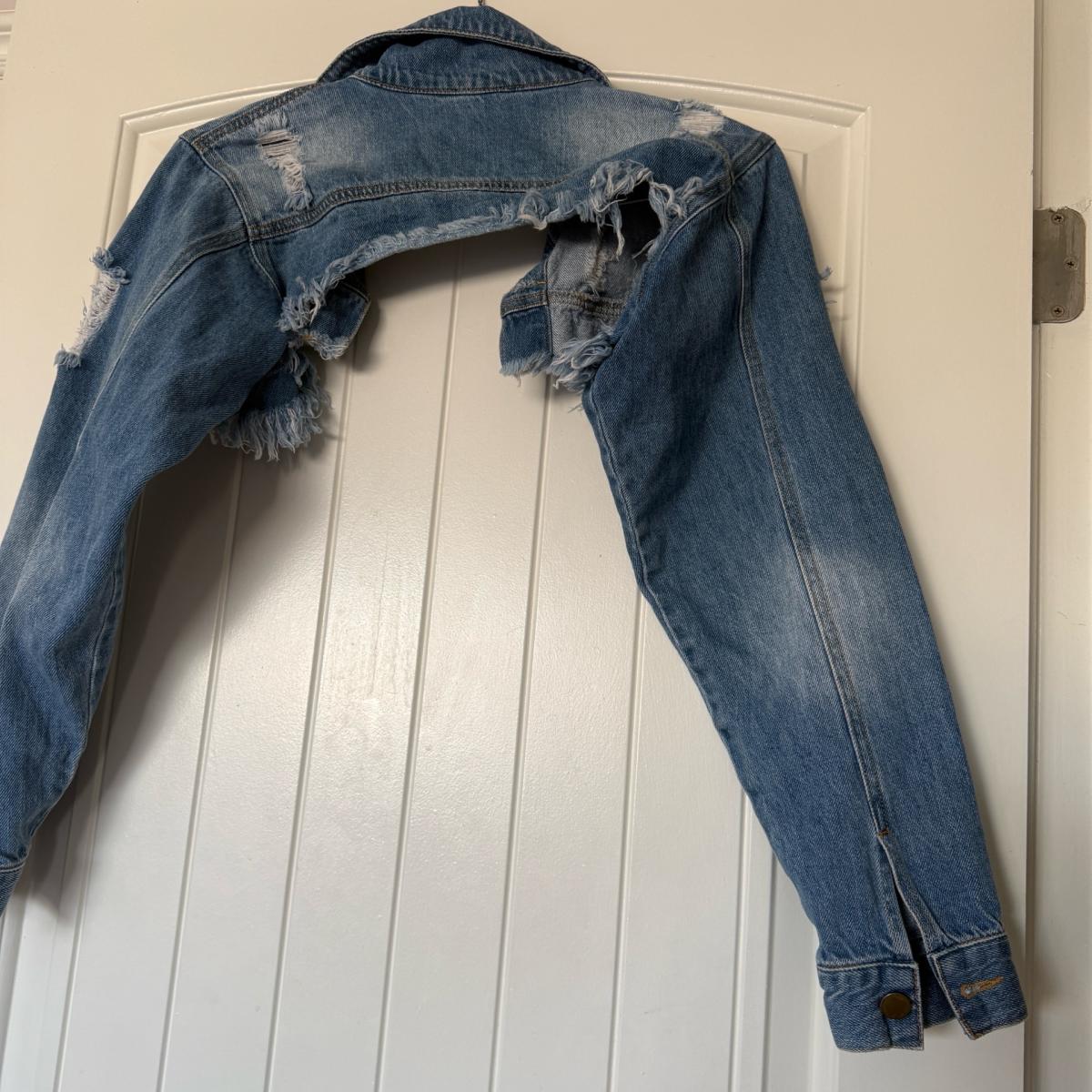 Ultra Cropped Distressed Denim Jacket  Raw Hem Light Wash  B