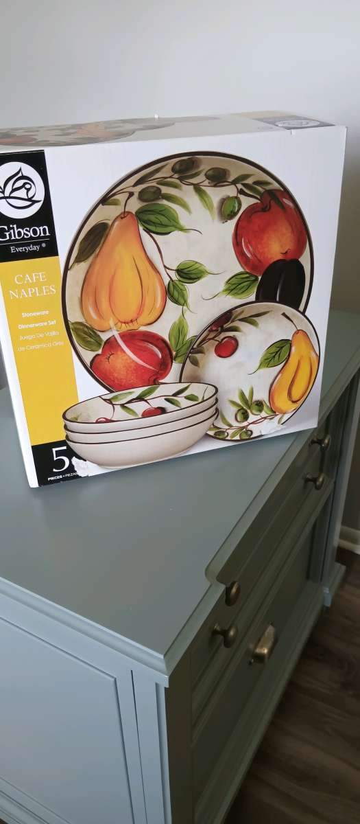 Gibson dinnerware set of 5 pieces brand new