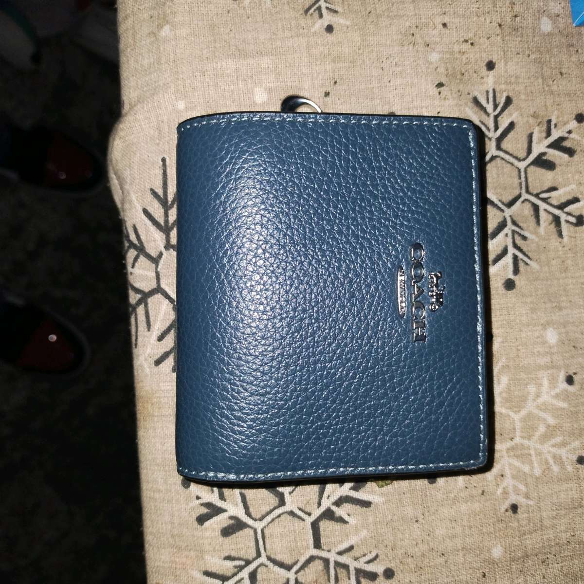 brand new coach wallet have the box too