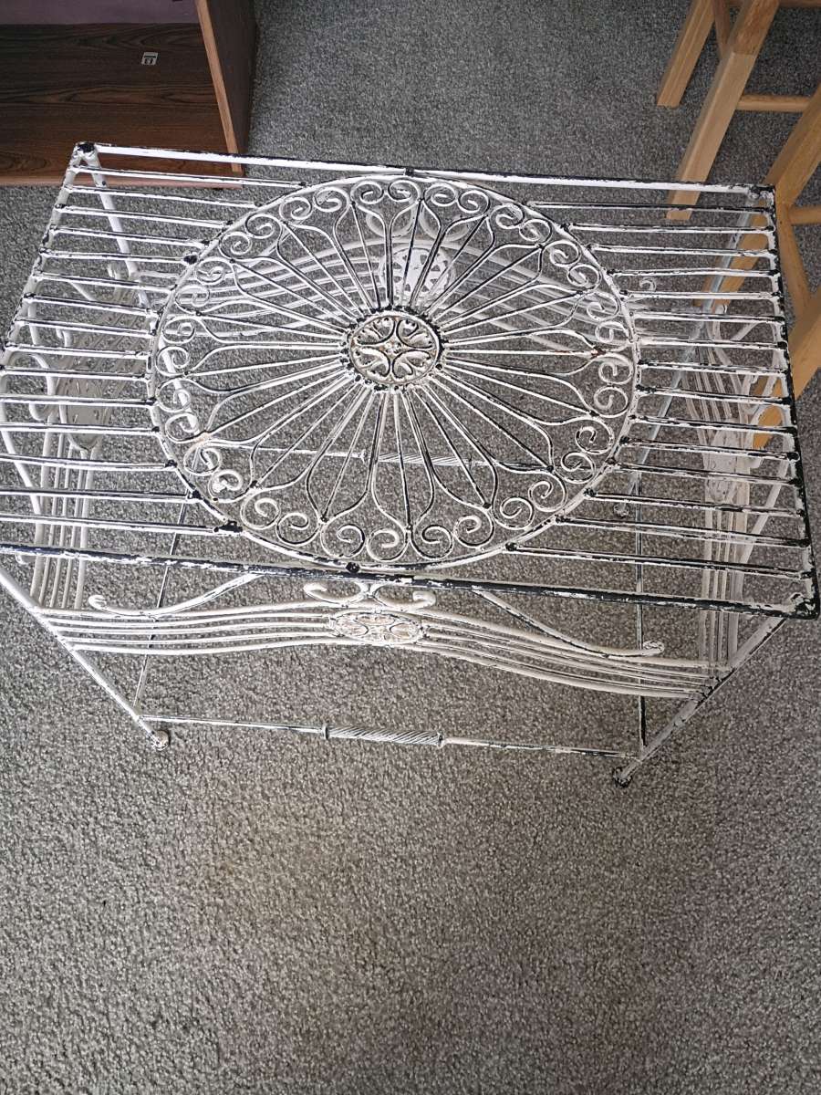 is a nice short white table and its very beautiful and gorge