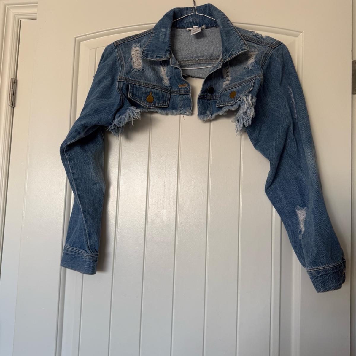 Ultra Cropped Distressed Denim Jacket  Raw Hem Light Wash  B