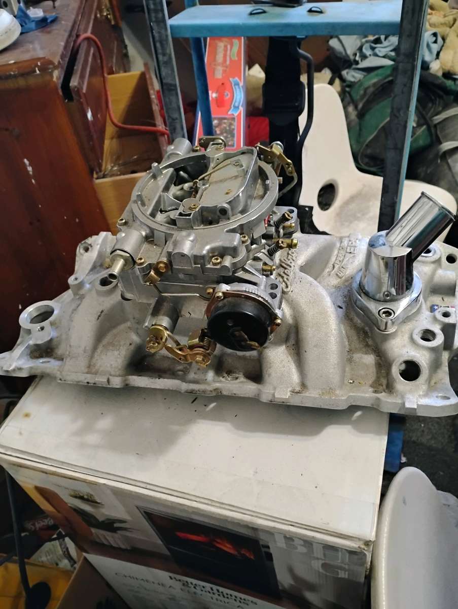 Edelbrock 1405 carburetor mounted on an Edelbrock Performer