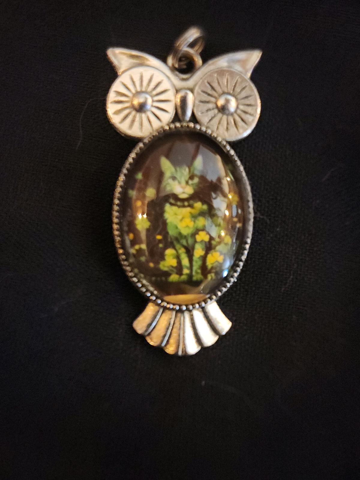 an owl pendant with a lucky st Patricks day cat