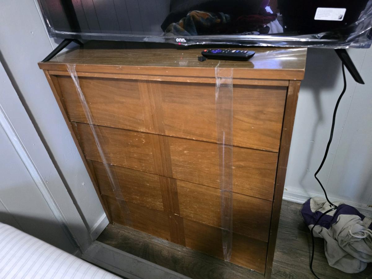 4 drawer dresser with feet must be picked up