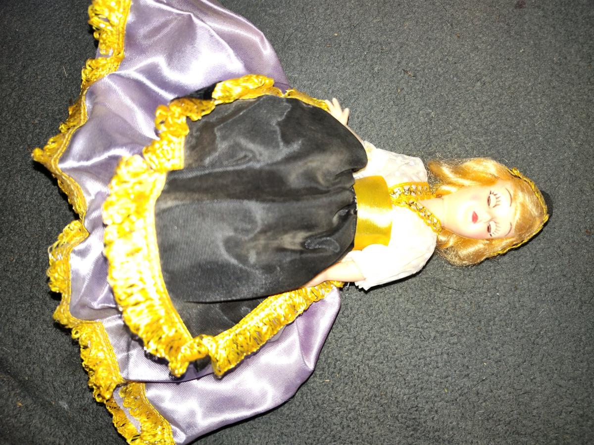 Madame Alexander dolls of the world collection 60s dolls