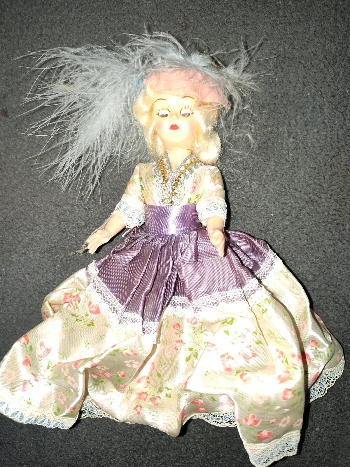Madame Alexander dolls of the world collection 60s dolls