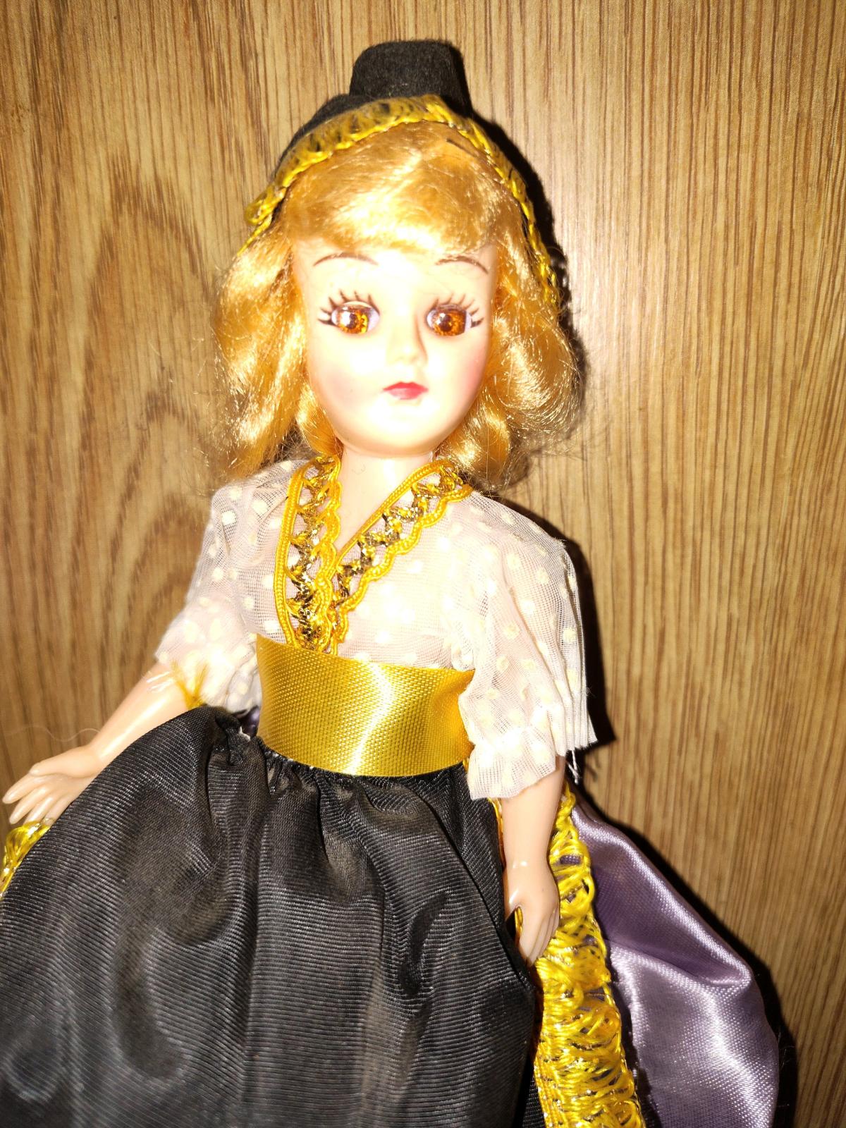 Madame Alexander dolls of the world collection 60s dolls