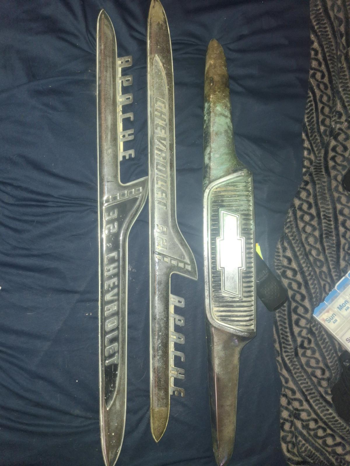 1958 Chevy apache 32 fender emblem