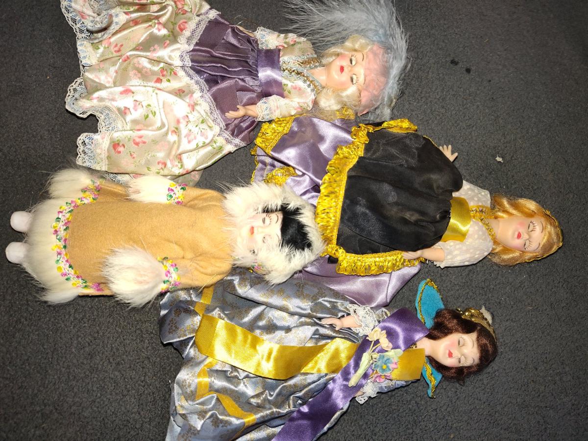 Madame Alexander dolls of the world collection 60s dolls