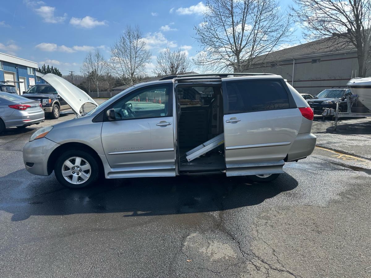 to2007 Toyota Sienna Wheelchair Van White 92k miles