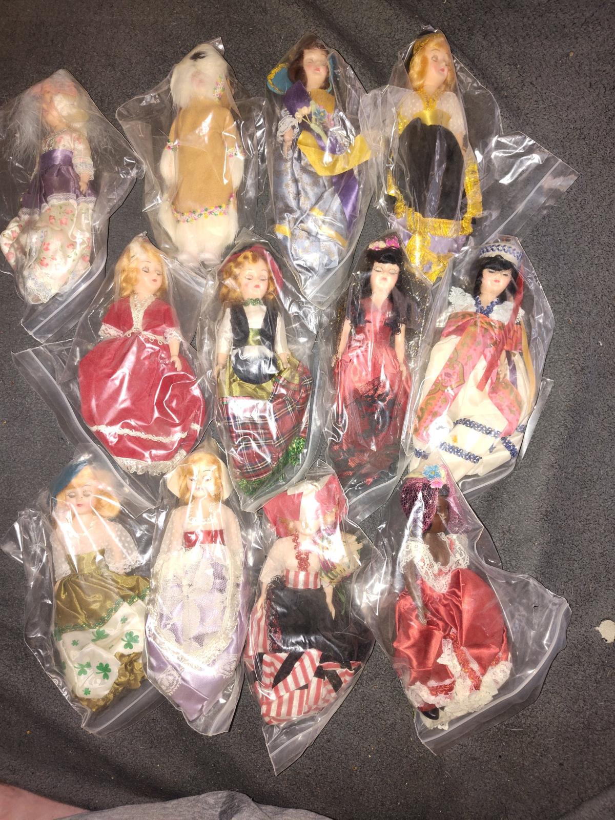 Madame Alexander dolls of the world collection 60s dolls