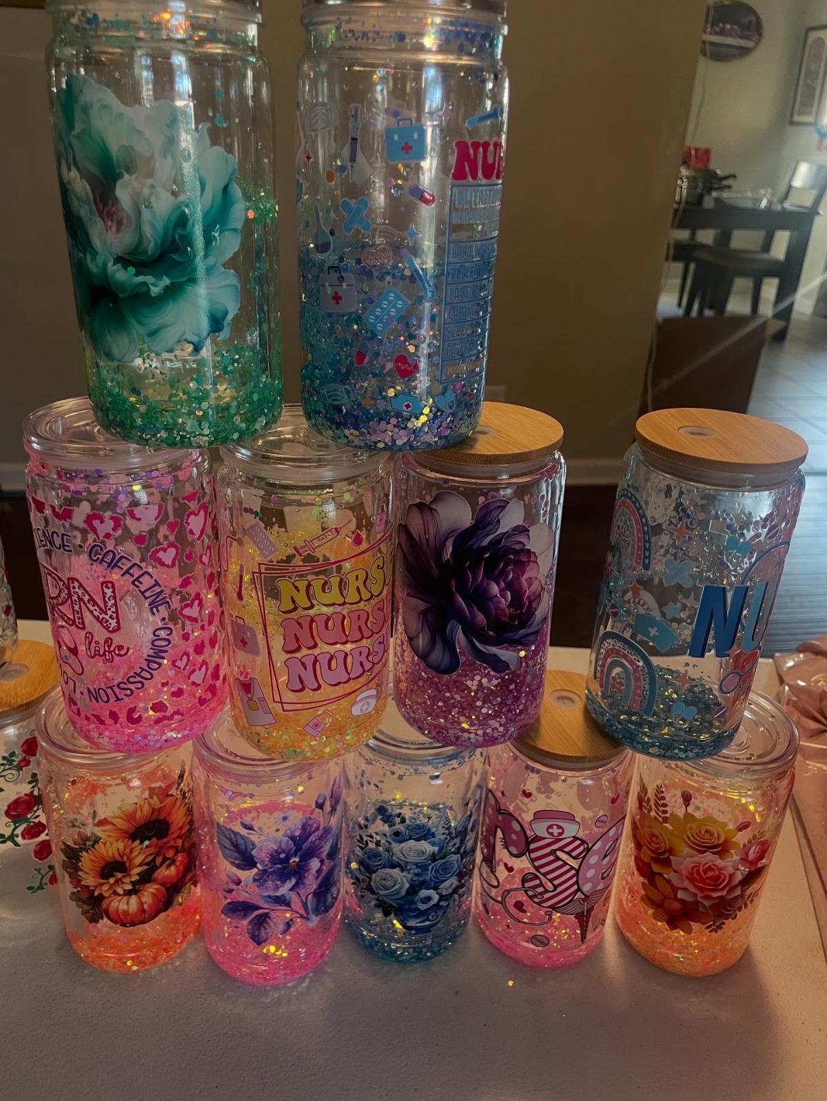 vasos de vidrio y vasos de plstico