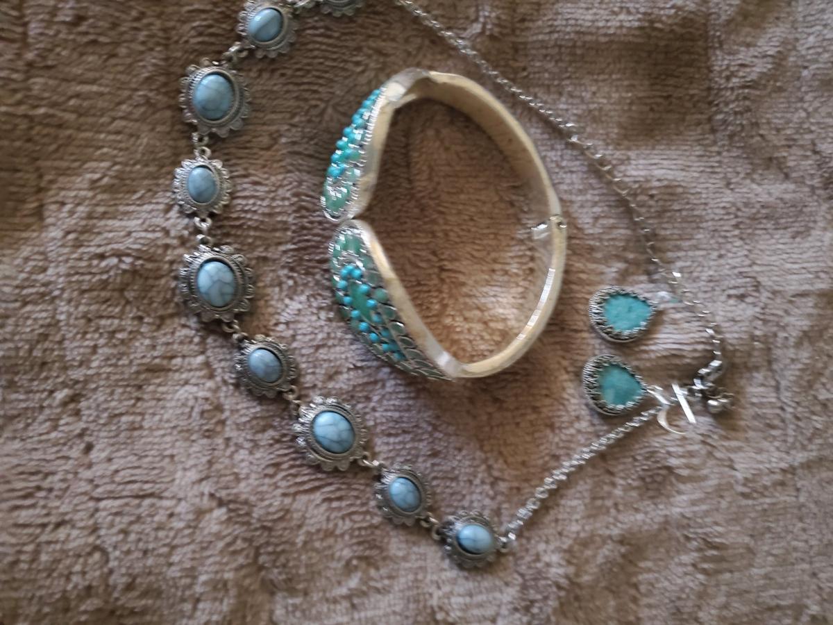 Jewelry necklace earrings Bracelet