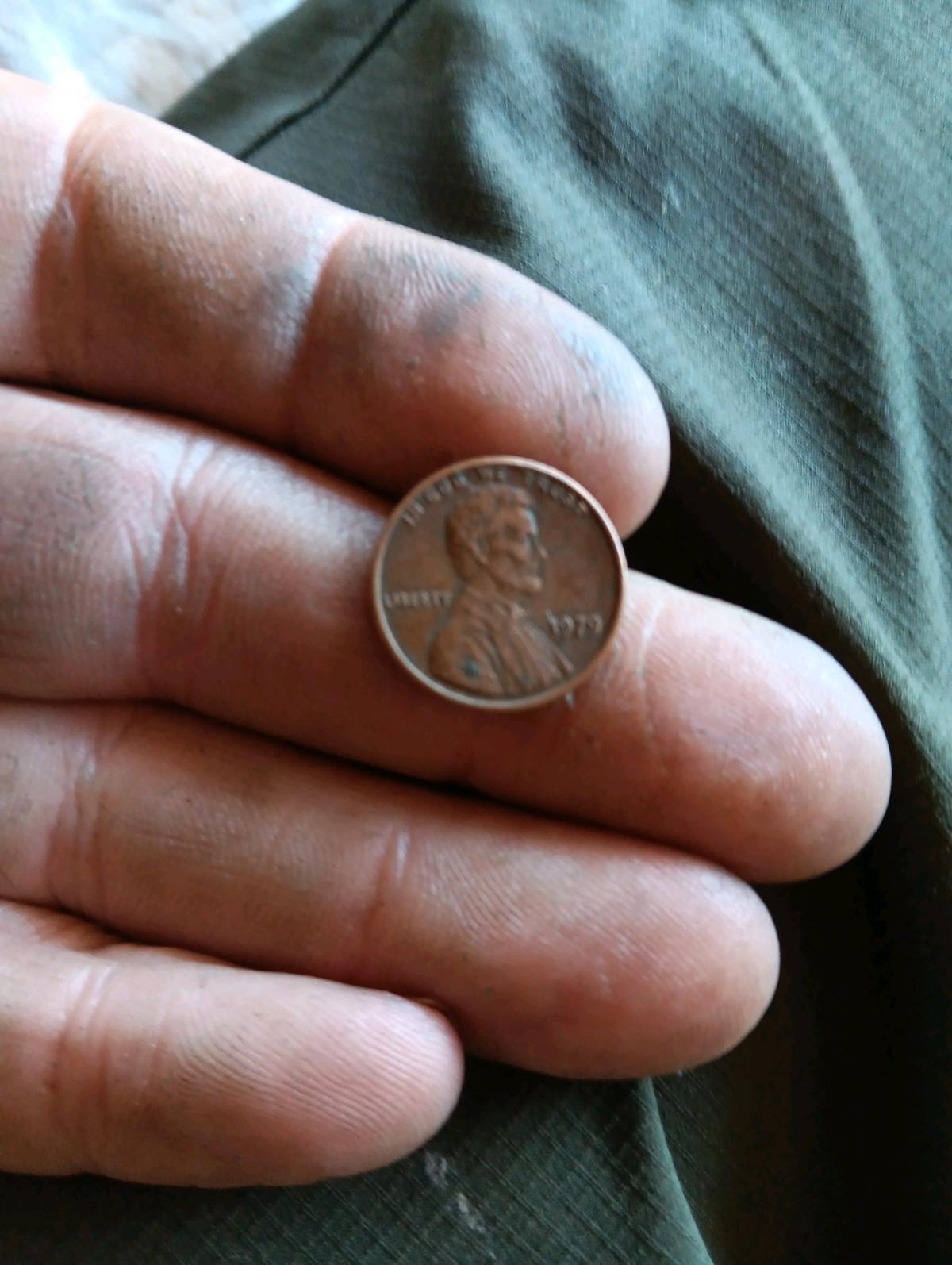 1979 no mint pennies  1982 31 gram copper pennies