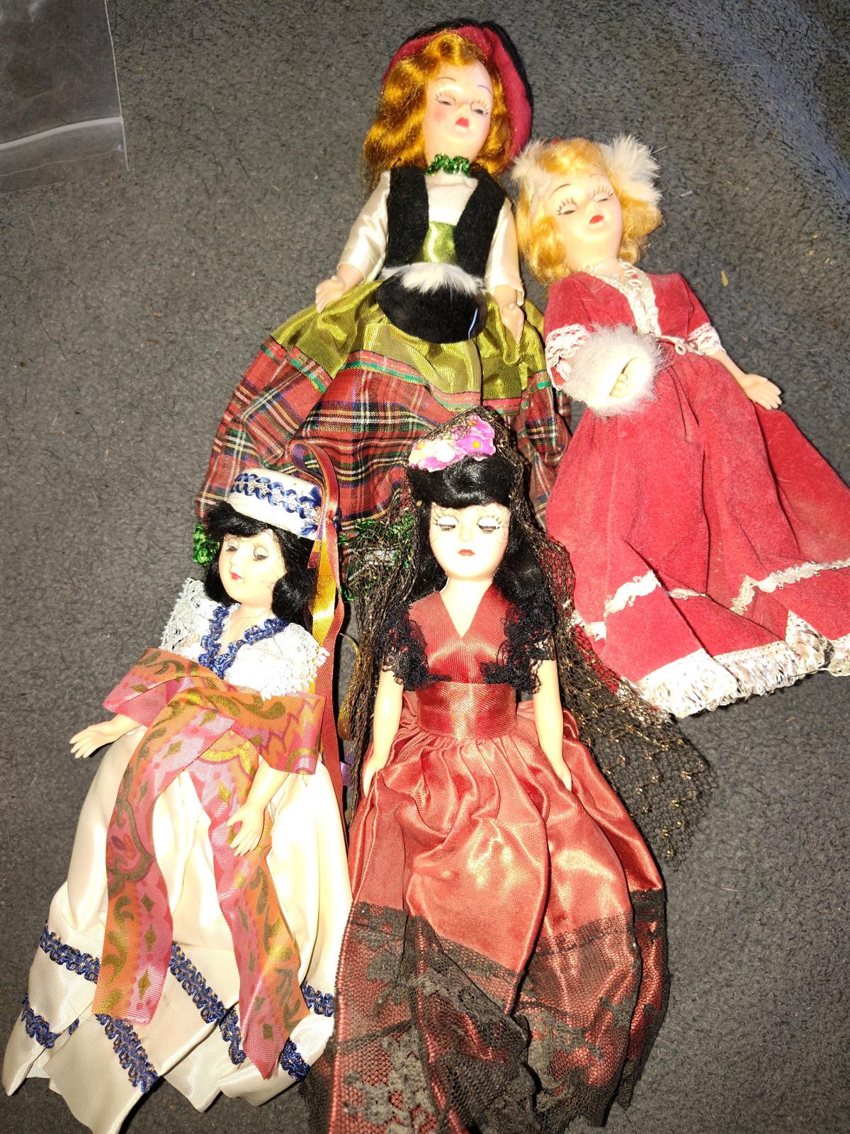 Madame Alexander dolls of the world collection 60s dolls