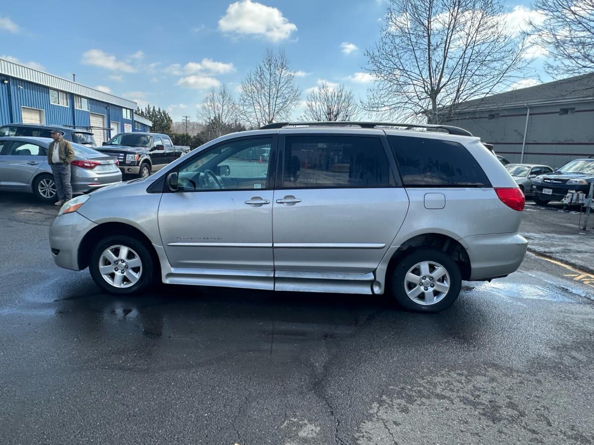to2007 Toyota Sienna Wheelchair Van White 92k miles