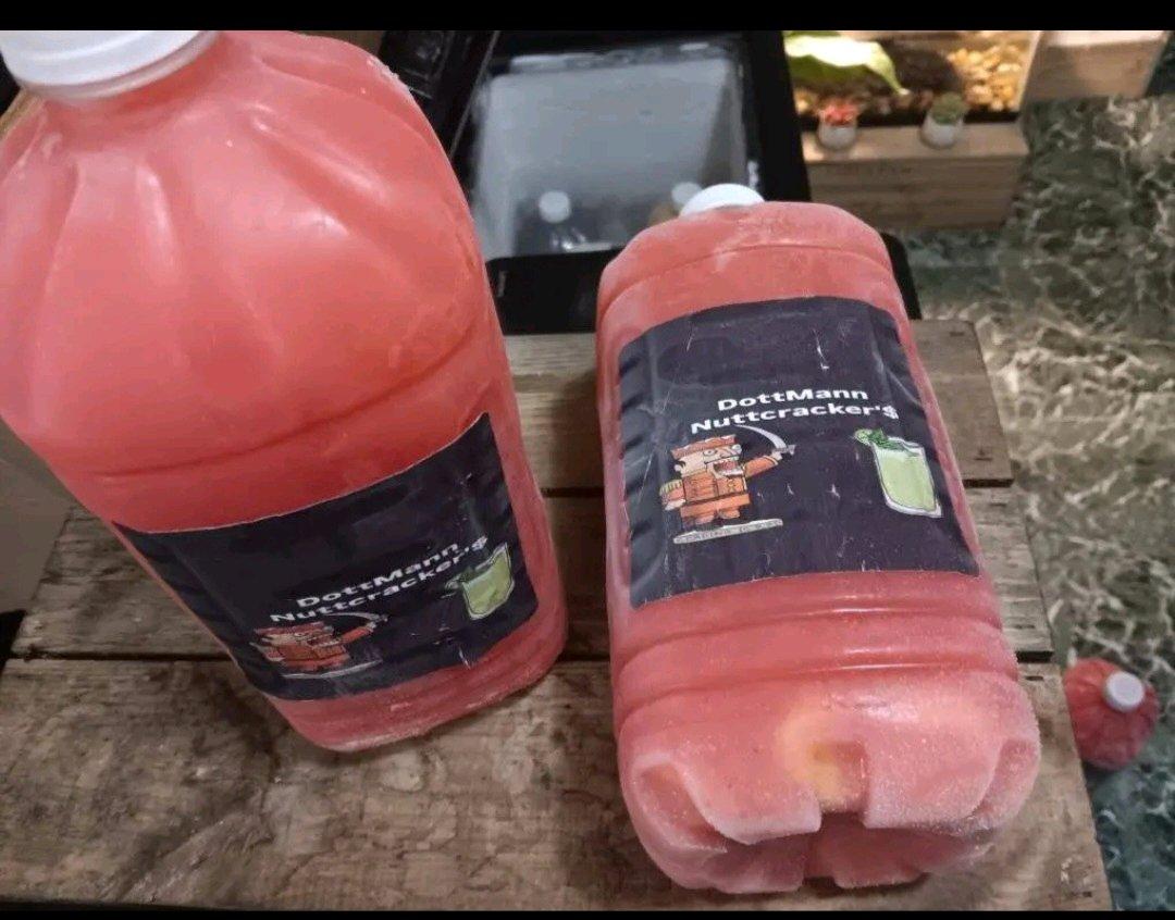 DOTTMANN STRAWBERRY BANANA FROZEN NUTTCRACKERS BIG SIZE