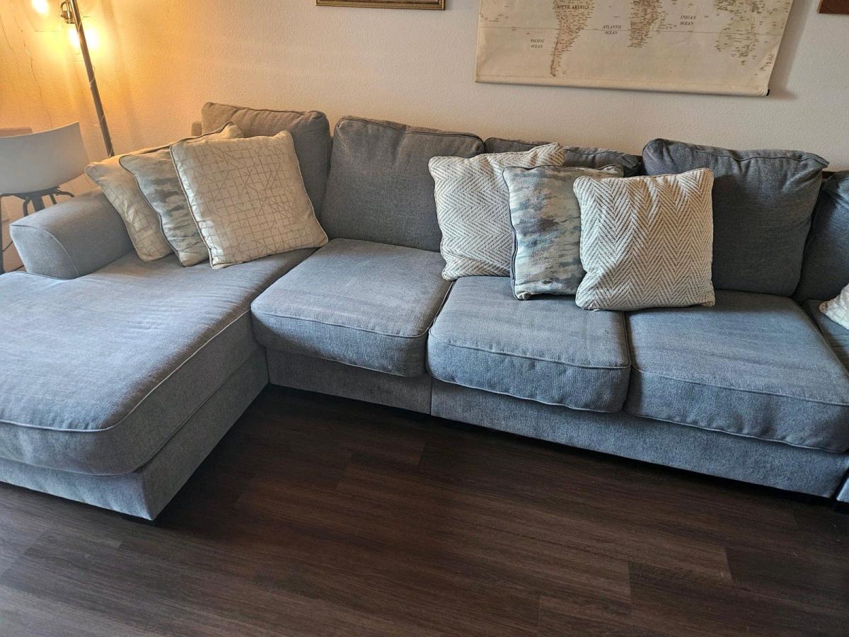 Ashley Castano 5Piece Gray Sectional Sofa w Chaise