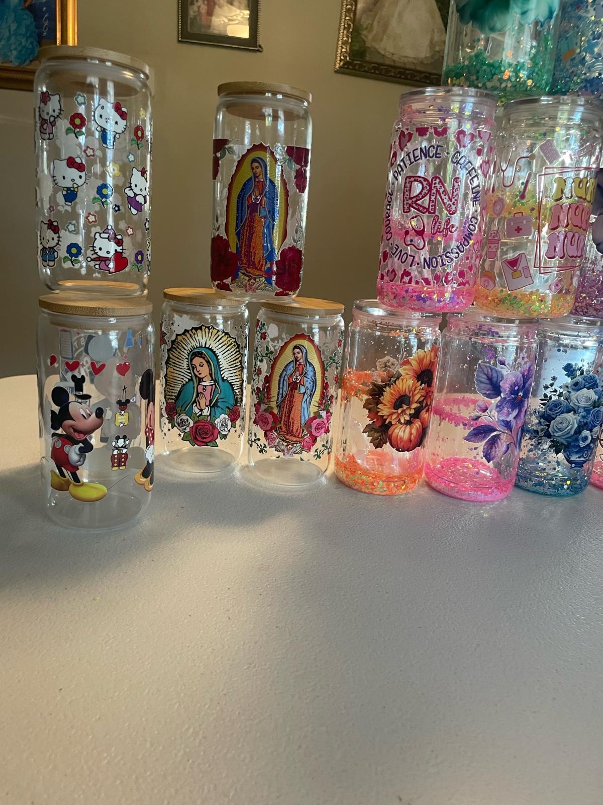 vasos de vidrio y vasos de plstico