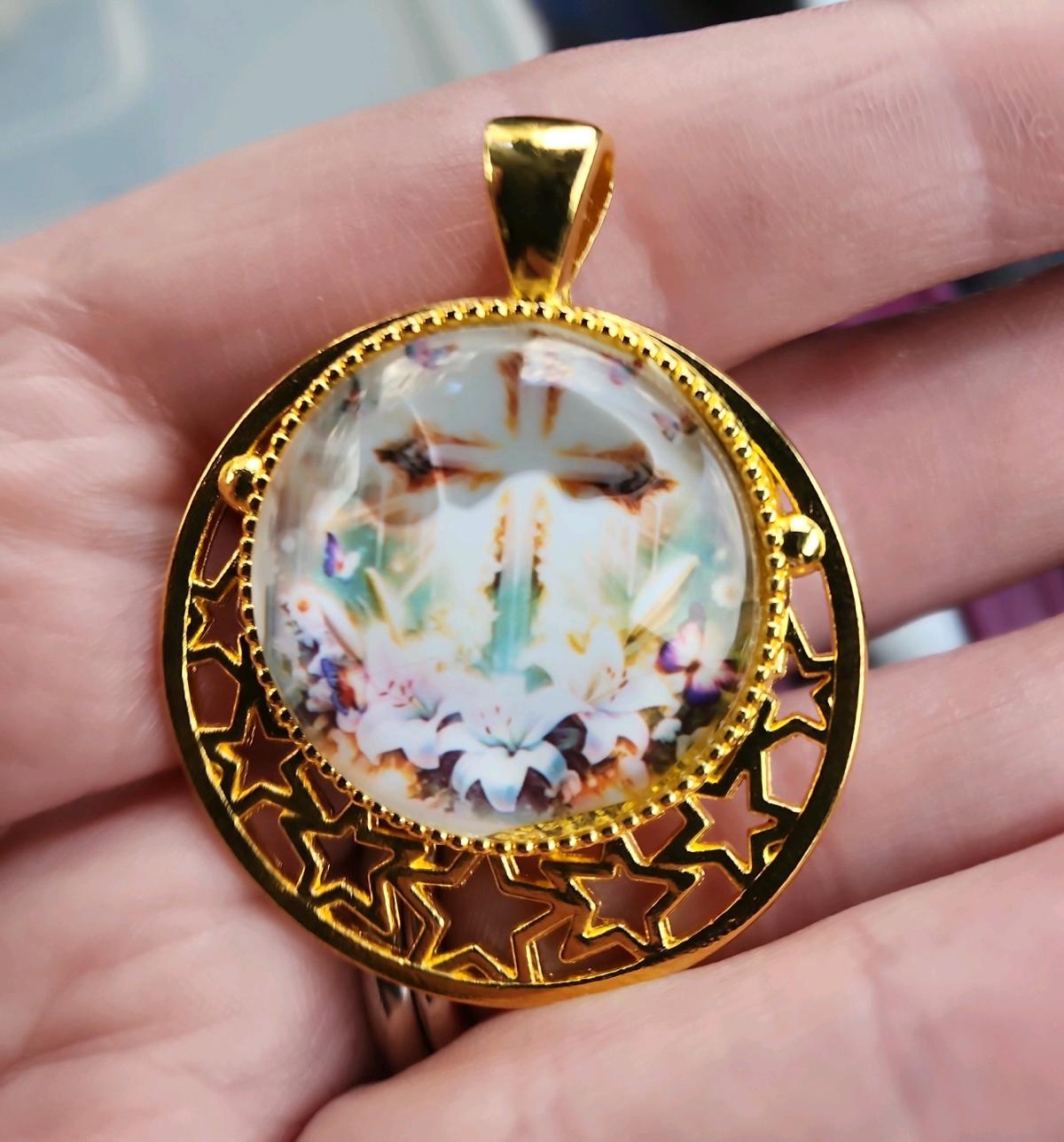 Gold pendant with a cross