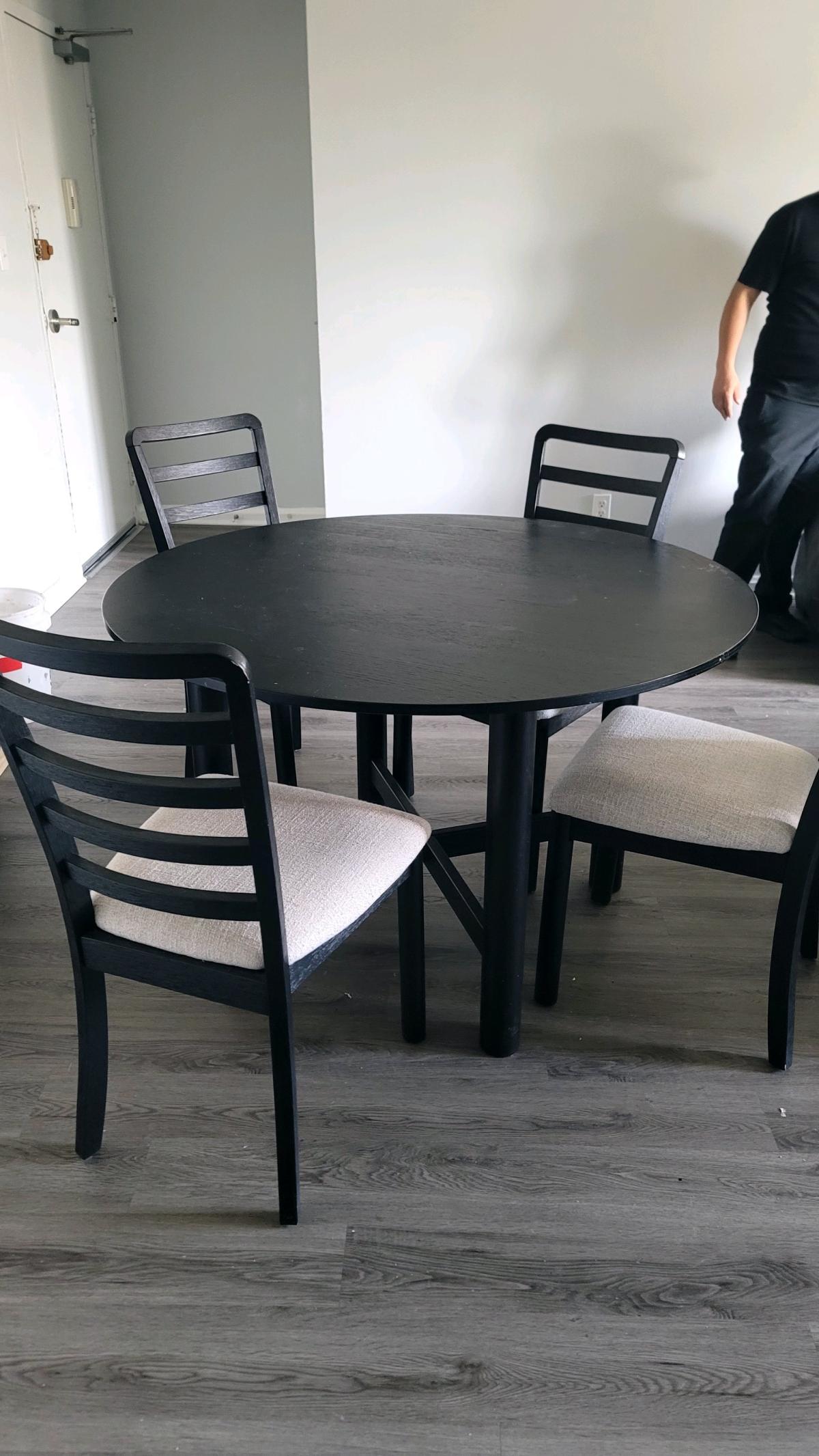 meza con sus sillas todo semi nuevo