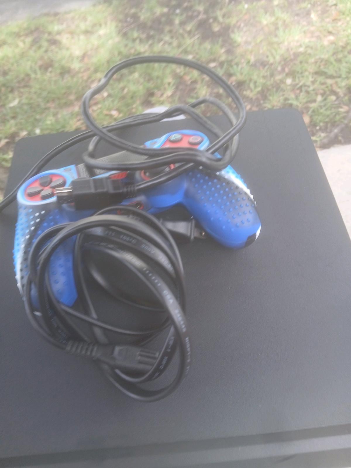 Playstation 4 comes with cord red controller and a full grip