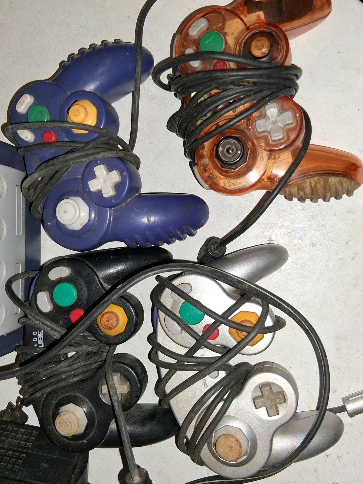 gamecube and 4 controllers
