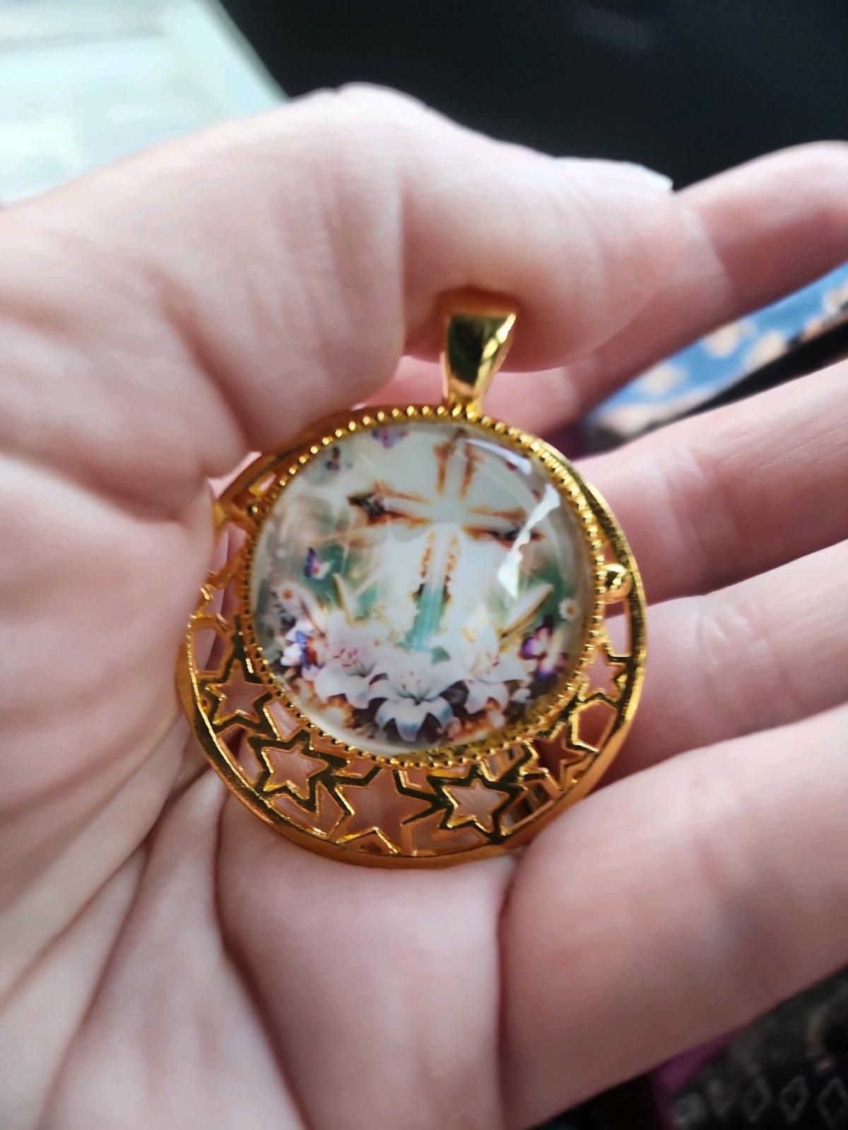 Gold pendant with a cross