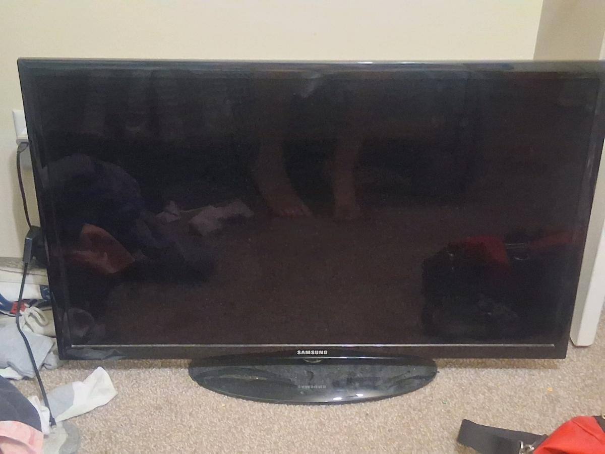 selling a 35 t o 36 inch tv flat screen Samsung