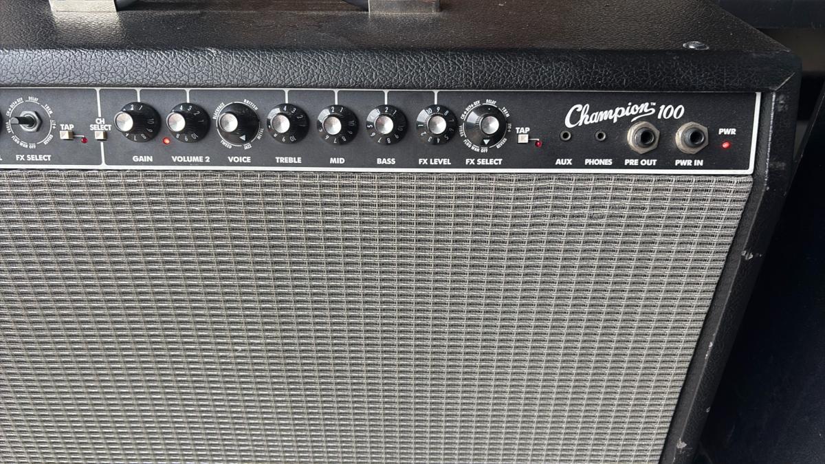 guitar amp fender champion 100 combo amp with pedal and ds1