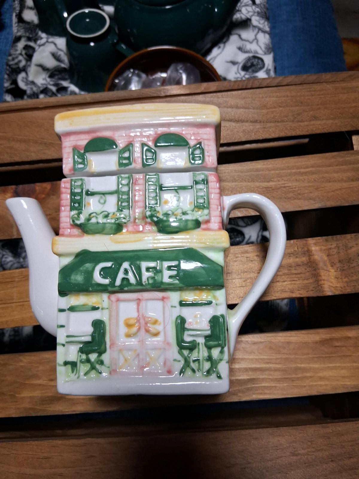 teapots and kitchen accessories