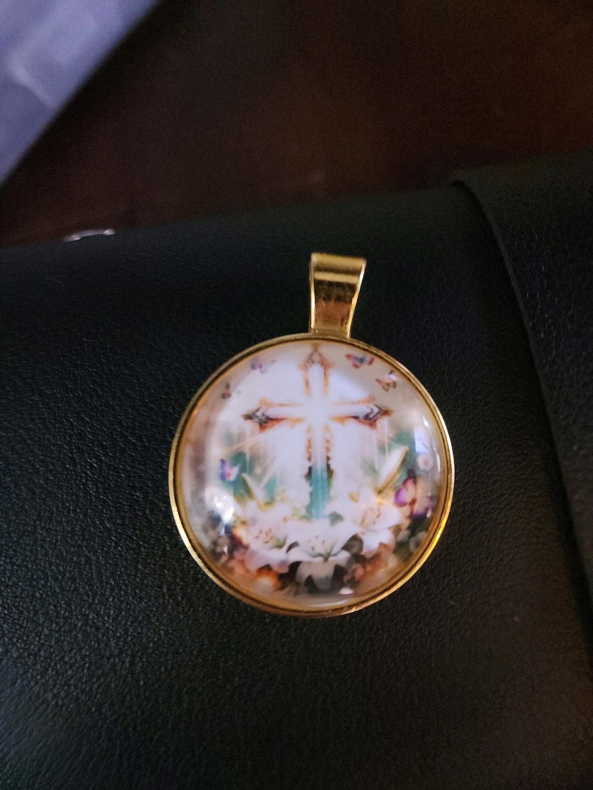 Gold pendant with a cross