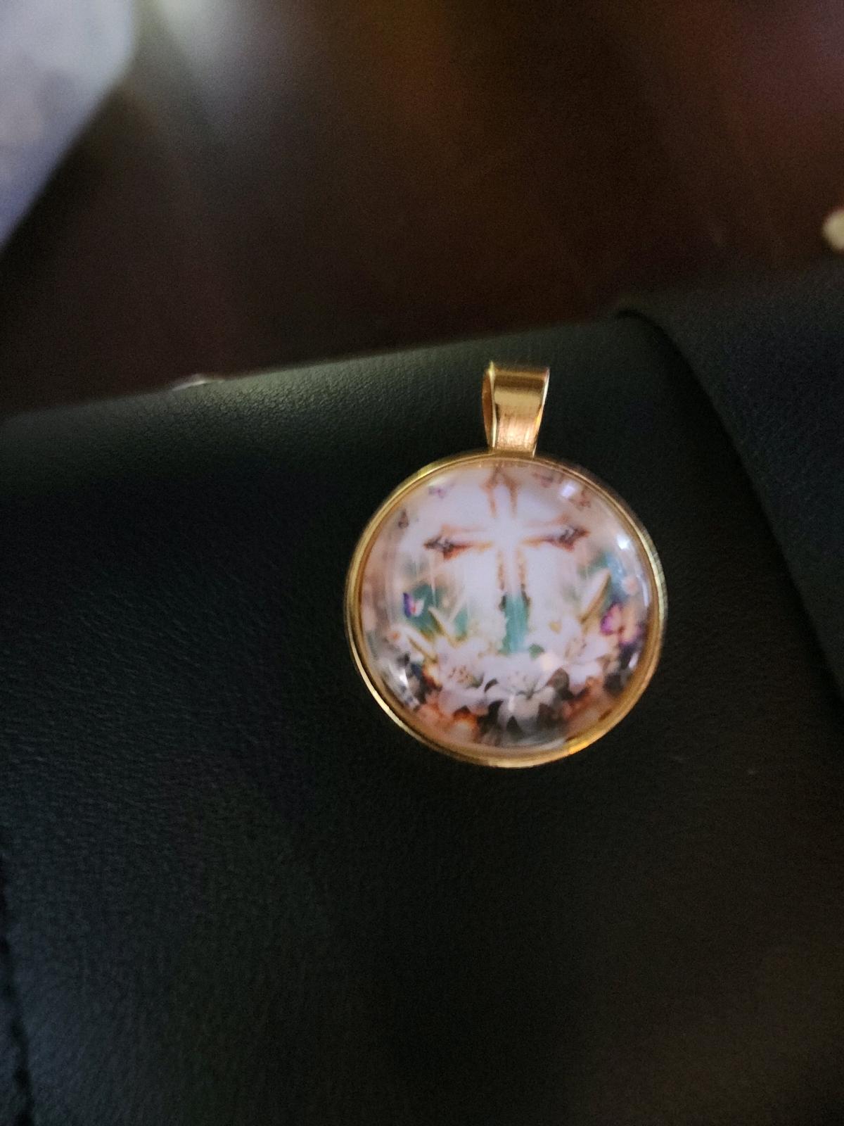 Gold pendant with a cross