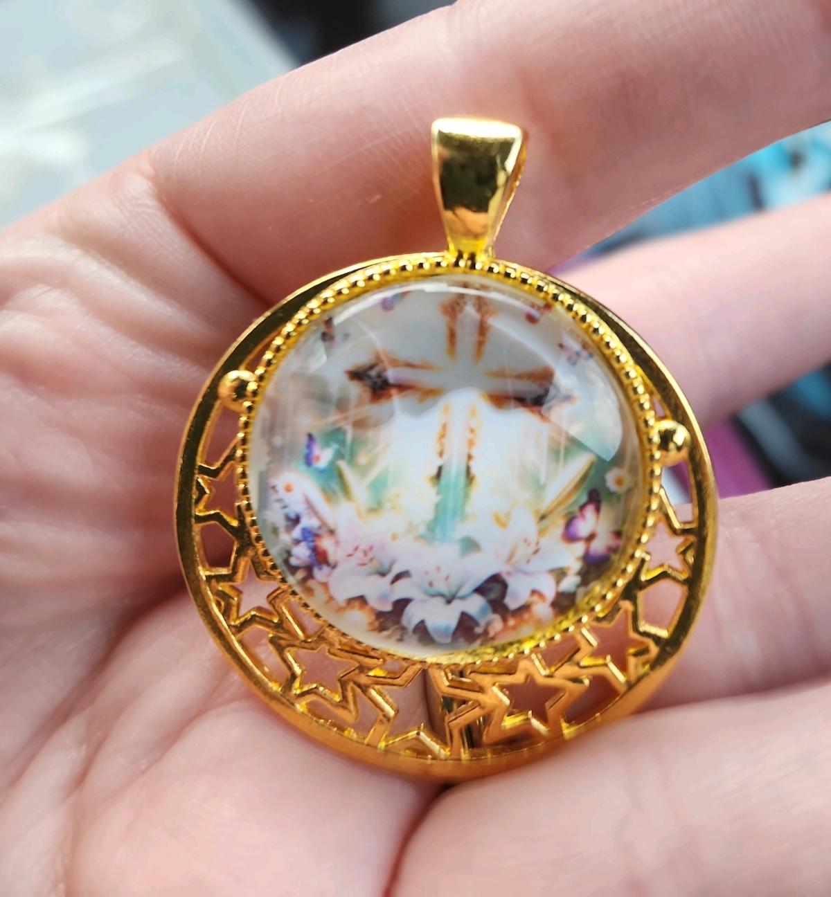 Gold pendant with a cross