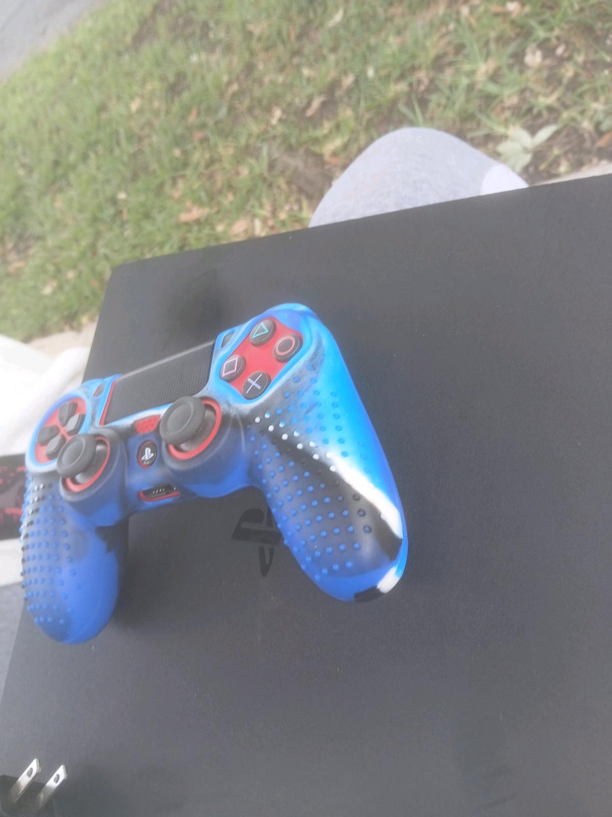 Playstation 4 comes with cord red controller and a full grip