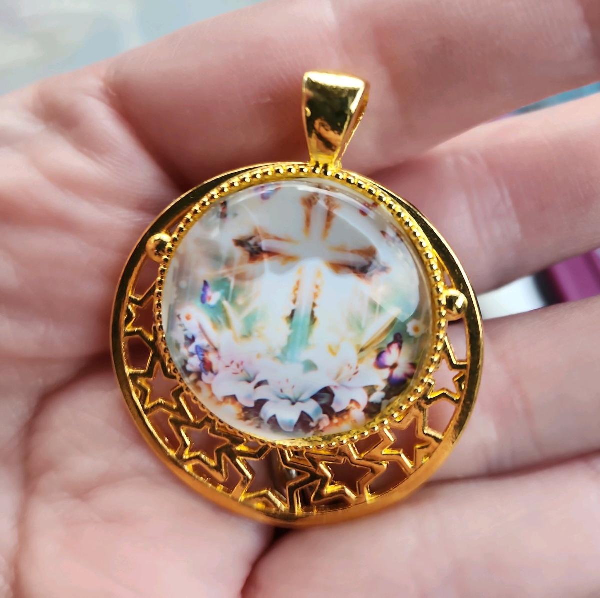 Gold pendant with a cross
