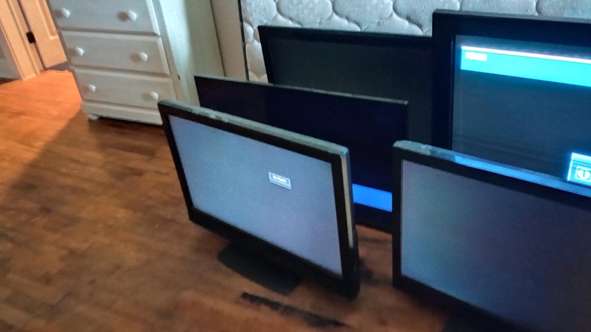 LOT OF 7 WORKING FLATSCREEN TVS