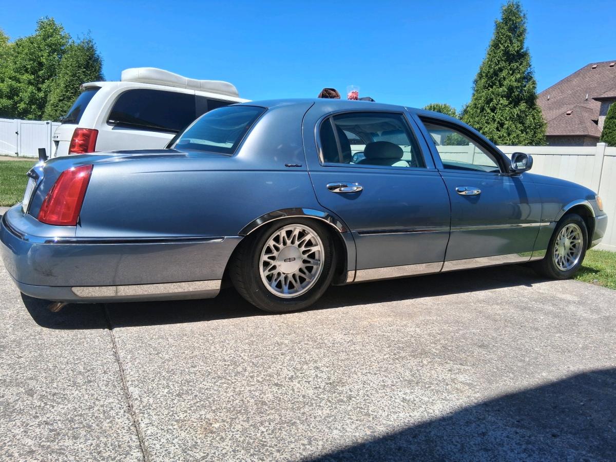 Lincoln town car