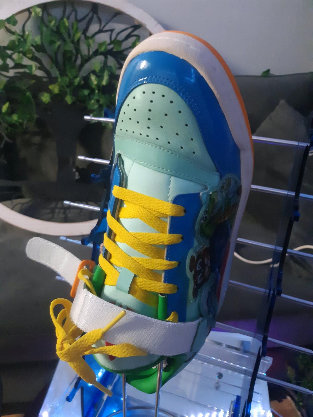 Adidas  collectors kids size 9 shoes