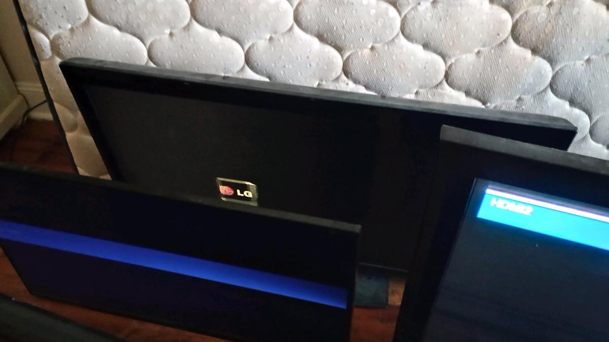 LOT OF 7 WORKING FLATSCREEN TVS