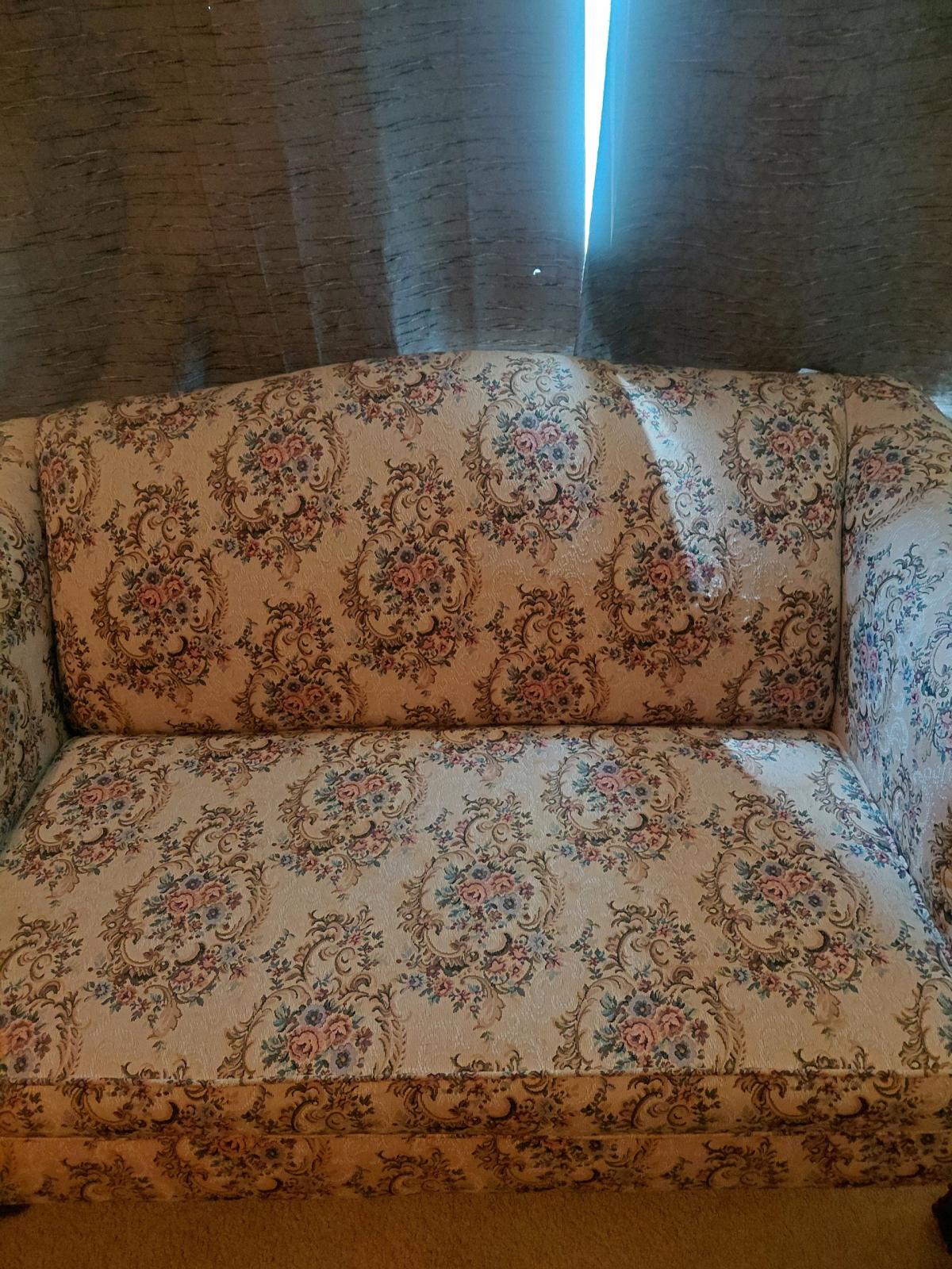 iam selling a living room suite