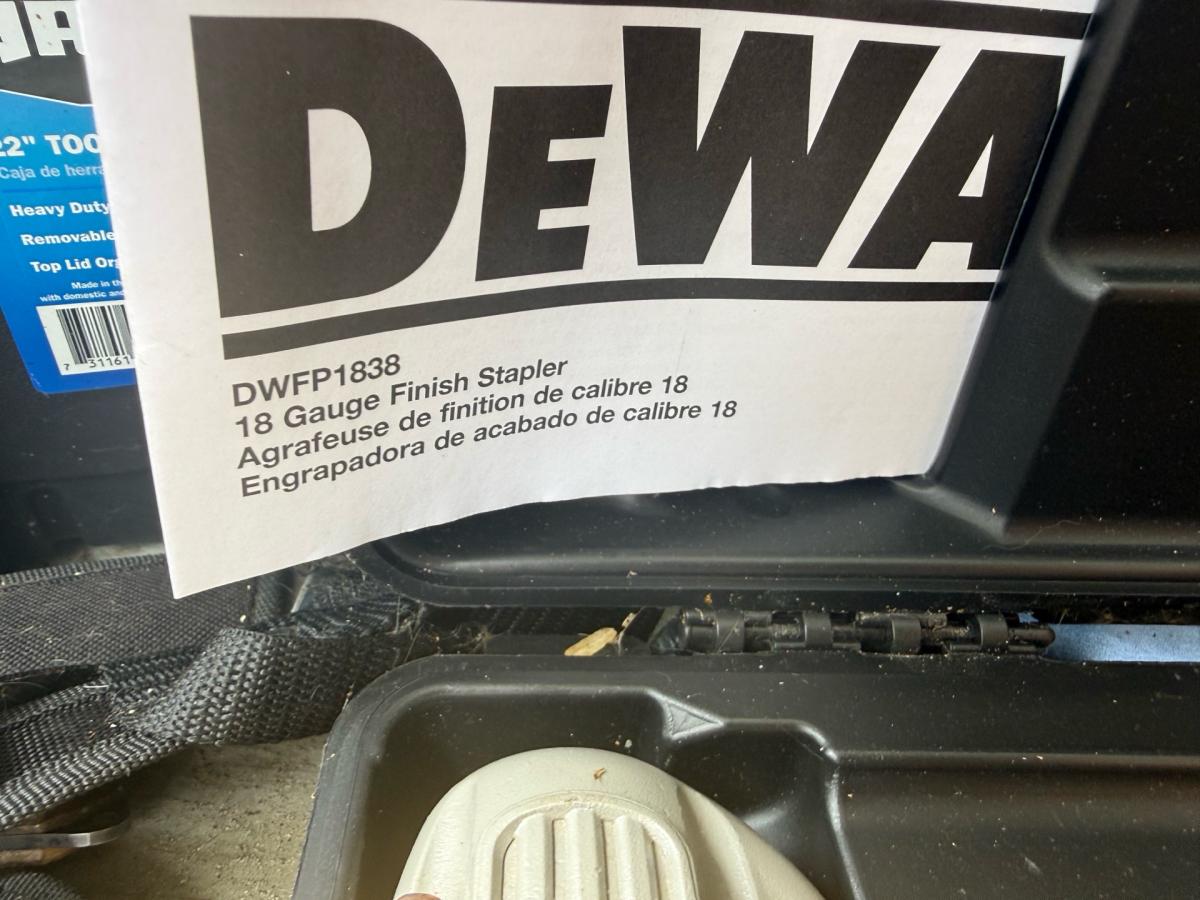 Clavadora de Brads Neumtica DEWALT de calibre 18 con Tecnolo