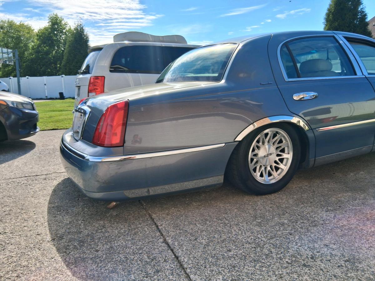 Lincoln town car