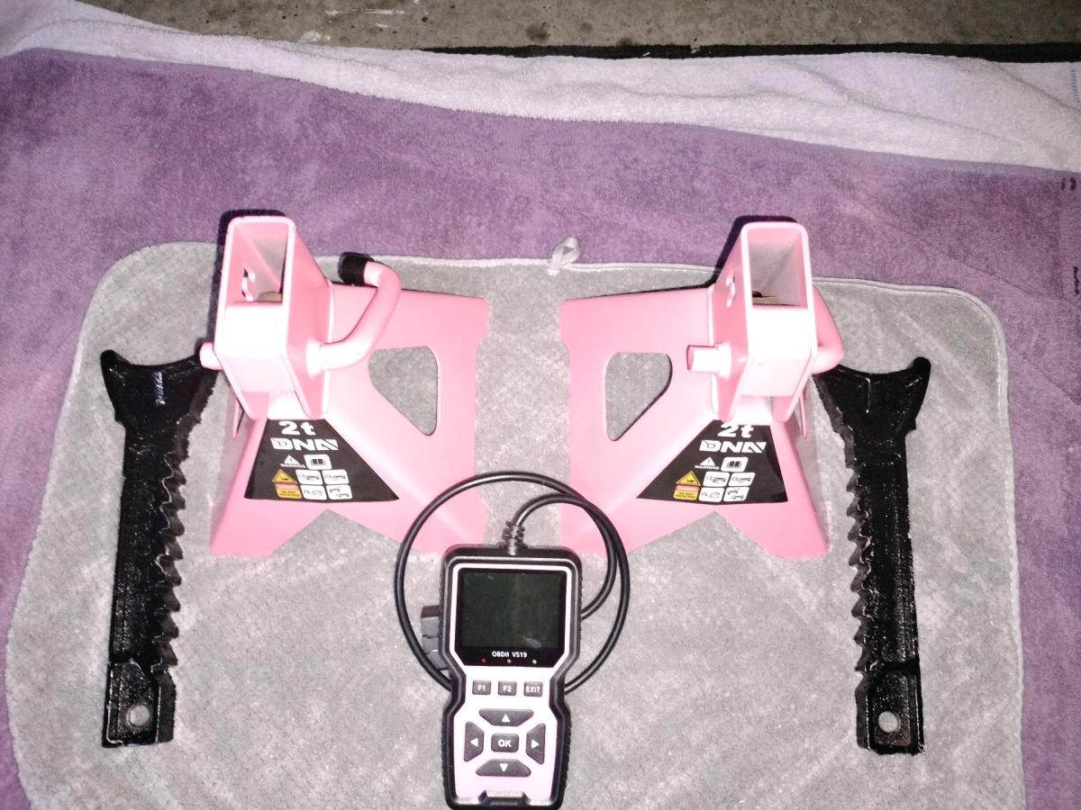 2 Pink jackstands And obd2 reader